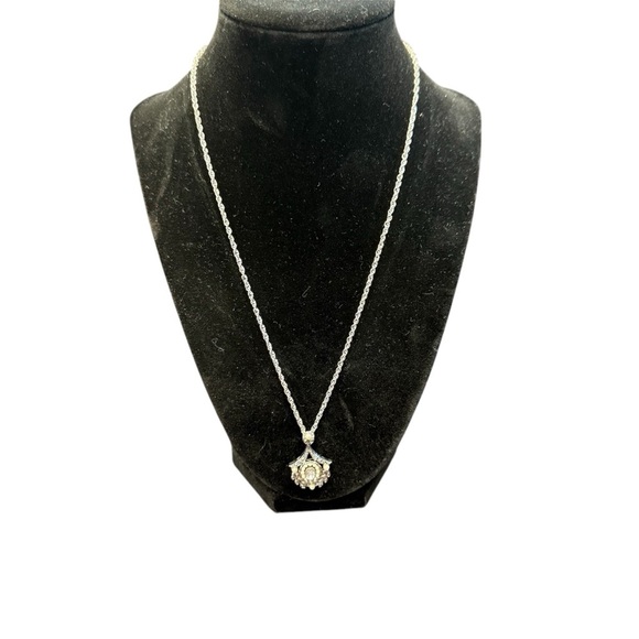 Avon “Romantic Accent”Silvertone Necklace with Pendant NIB vintage 1991 - Picture 1 of 7